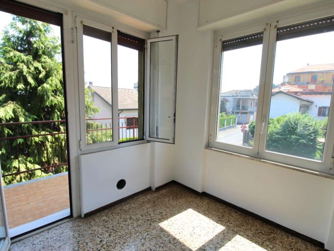Trilocale con balconi. Tripla esposizione. Comodo con stazione e centro paese.