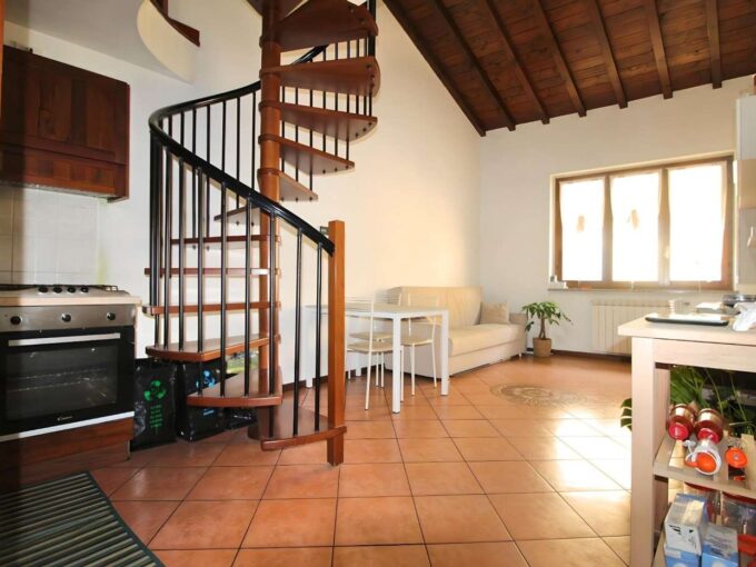 Monolocale soppalcato arredato. Cantina.